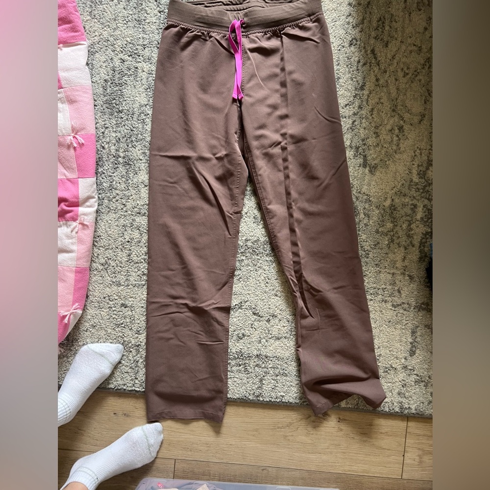 Figs Livingston women’s scrub pants small tall taupe